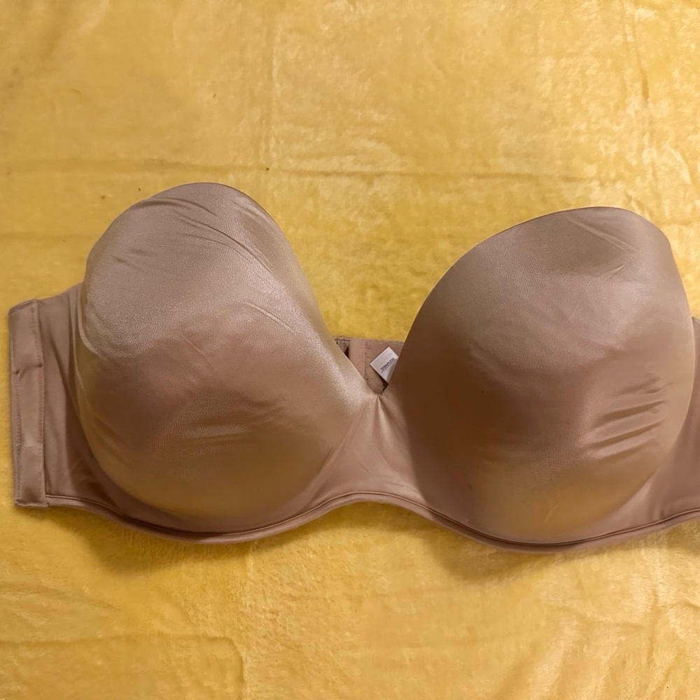 Strapless nude colored bra in great condition size 42DDD